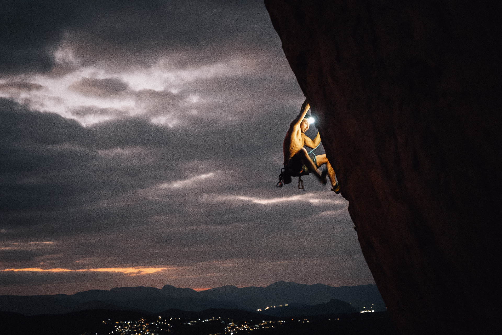 Suspenso sobre as luzes da cidade