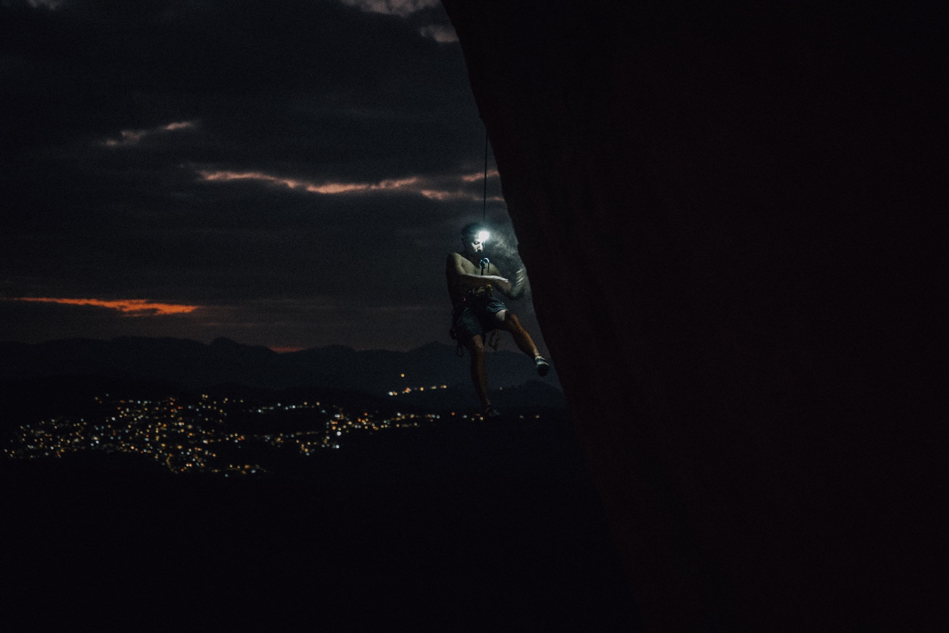 Descida noturna acima da cidade