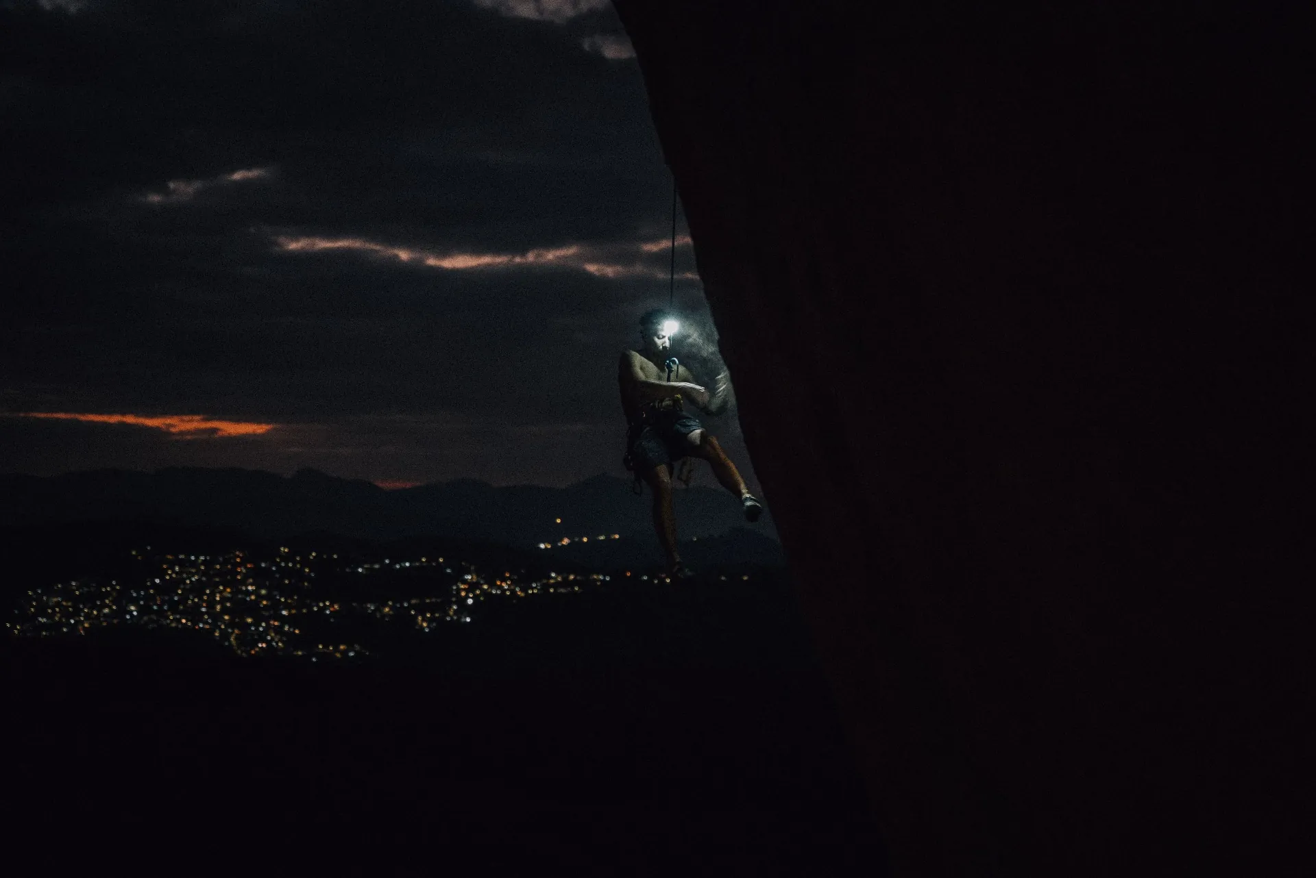Descida noturna acima da cidade