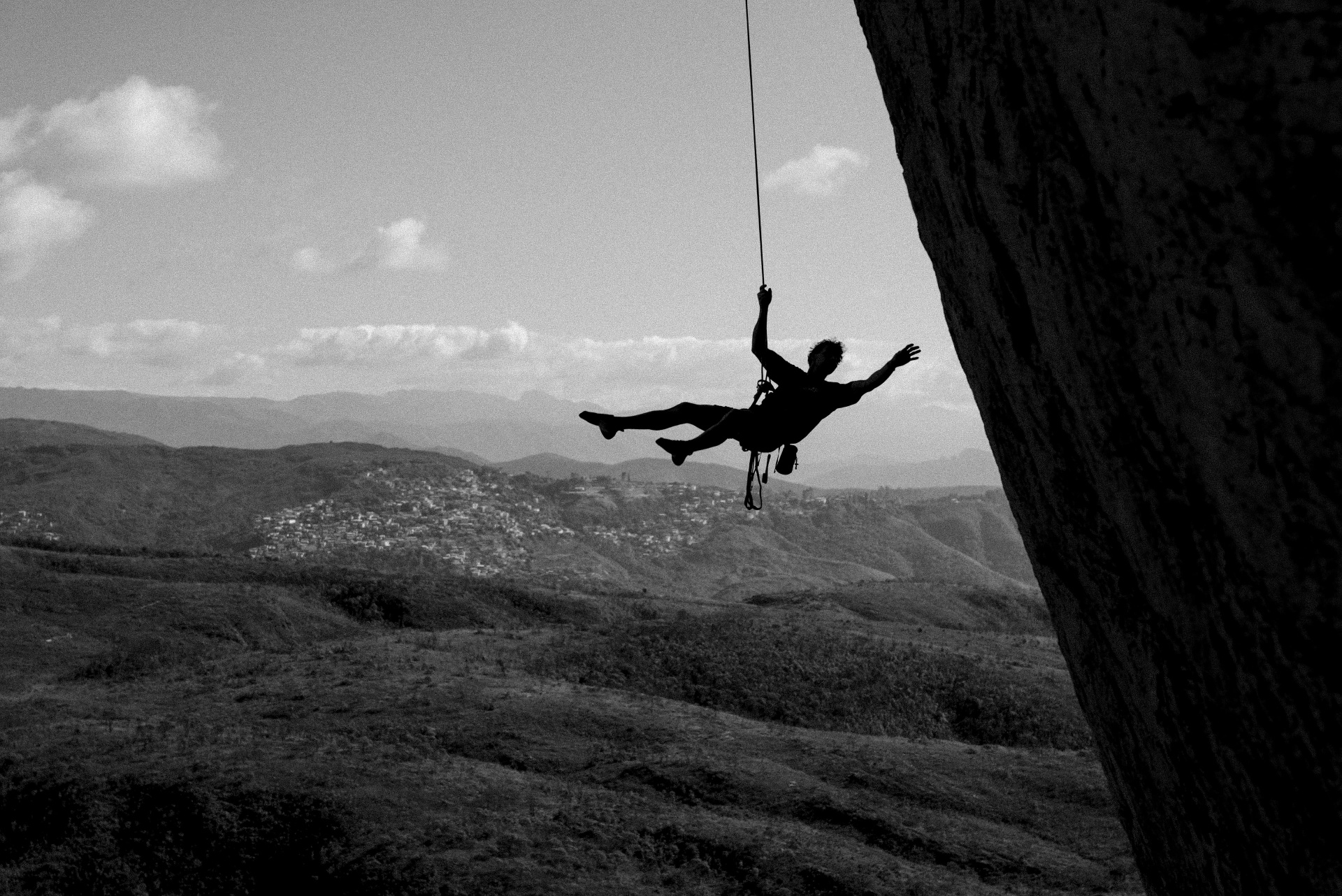 Voo silhueta — preto e branco