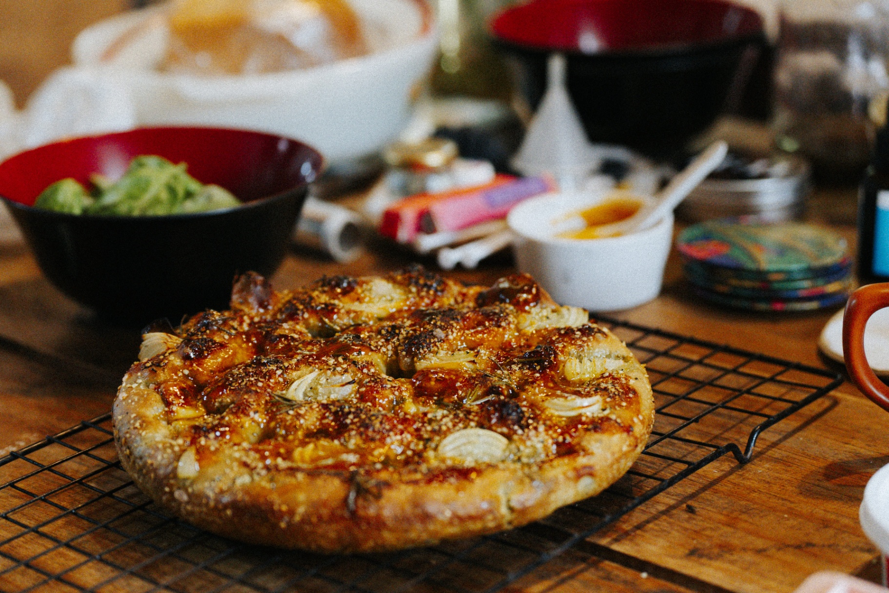 Focaccia dourada sobre a grelha