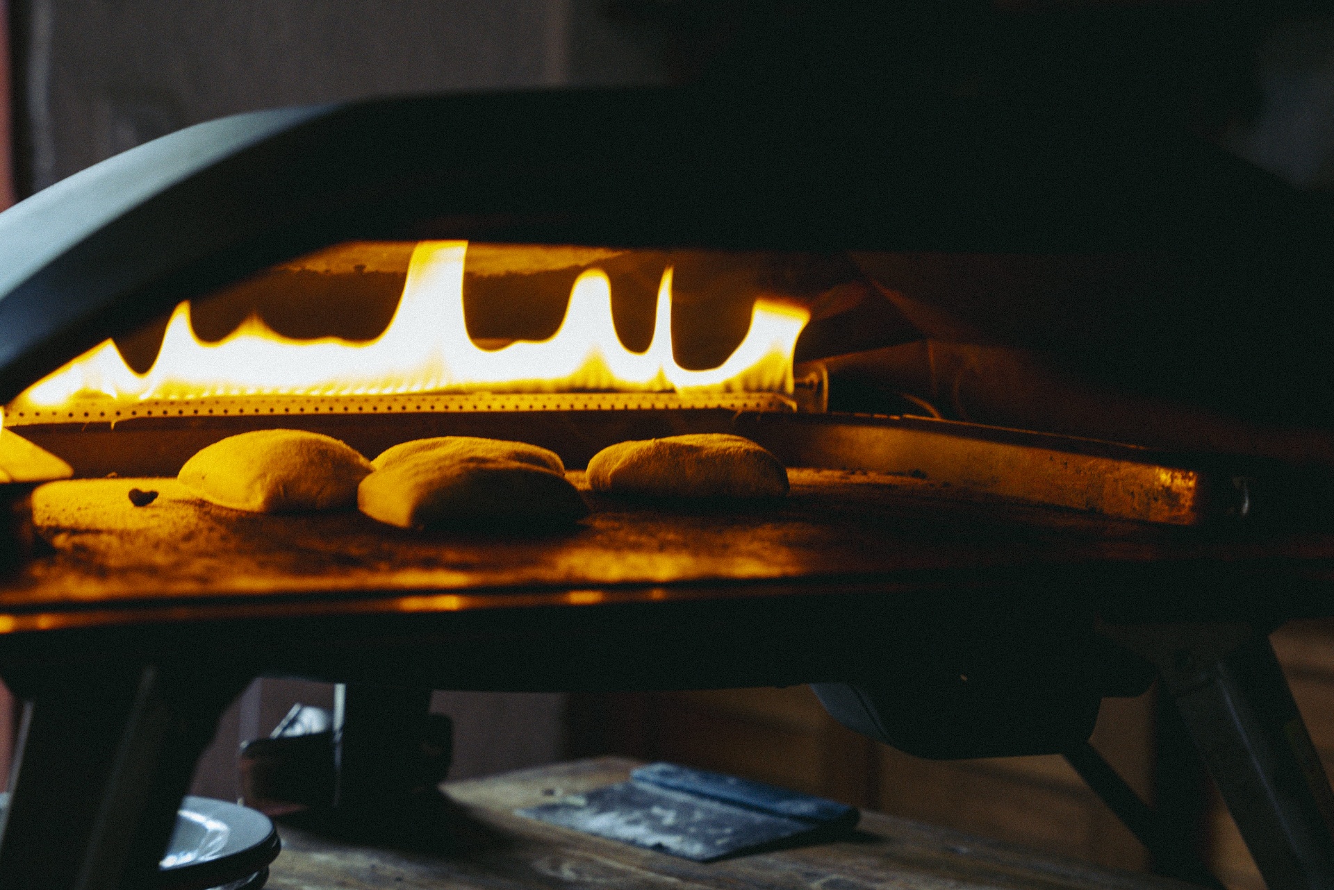 Forno em chamas — pães assando