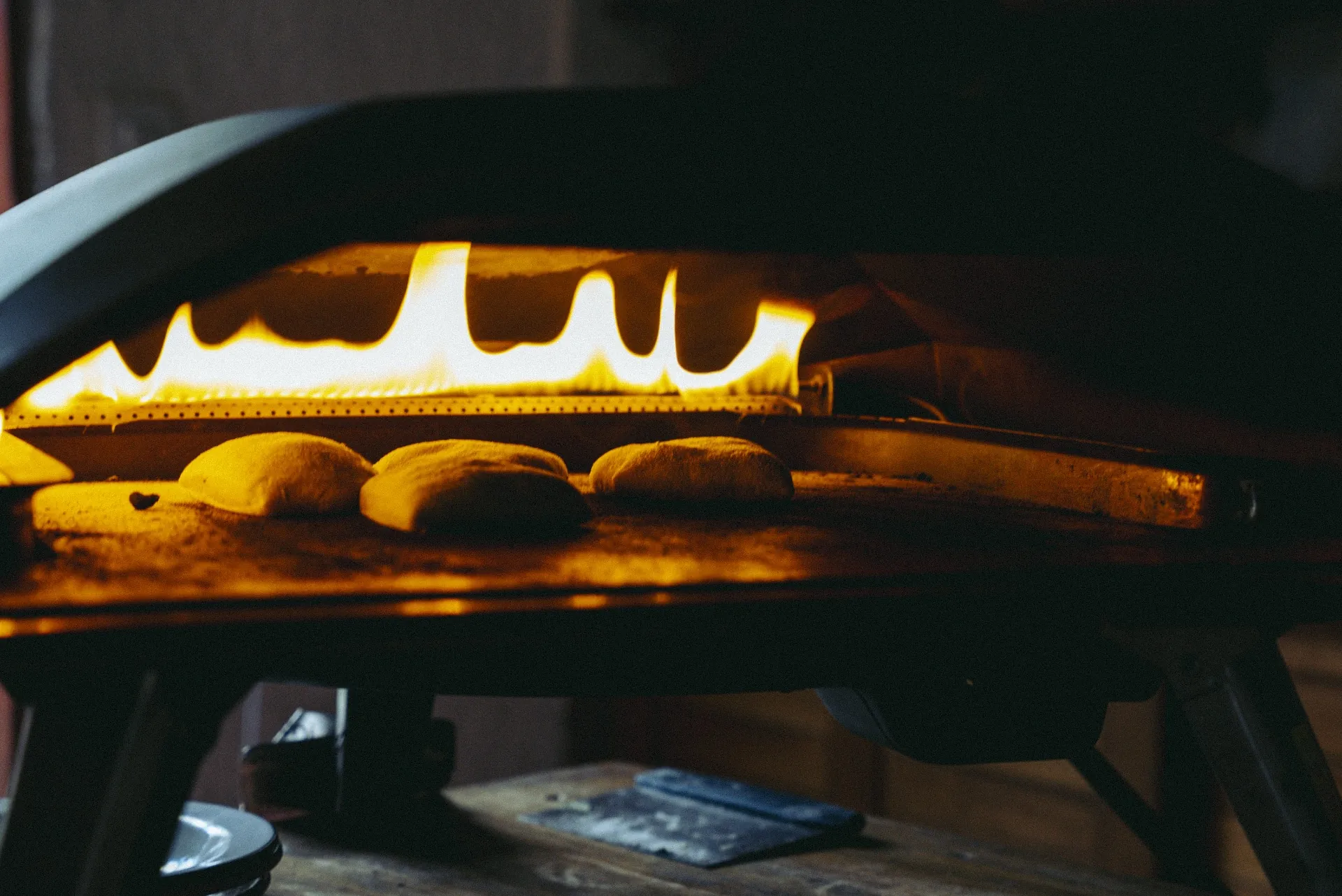 Forno em chamas — pães assando