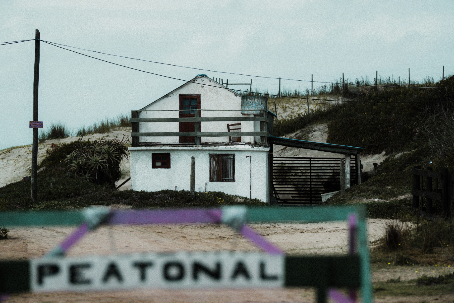 Peatonal — casa branca nas dunas