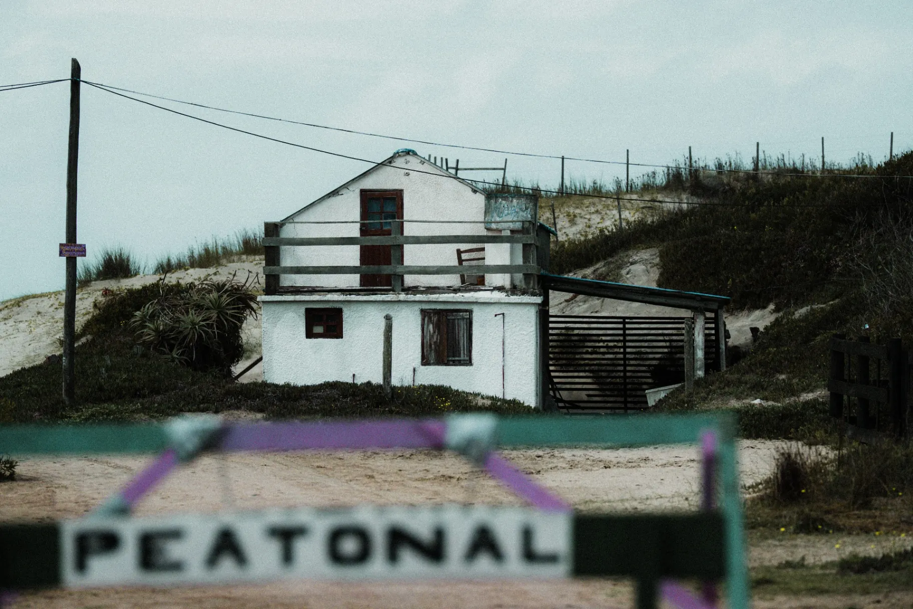 Peatonal — casa branca nas dunas