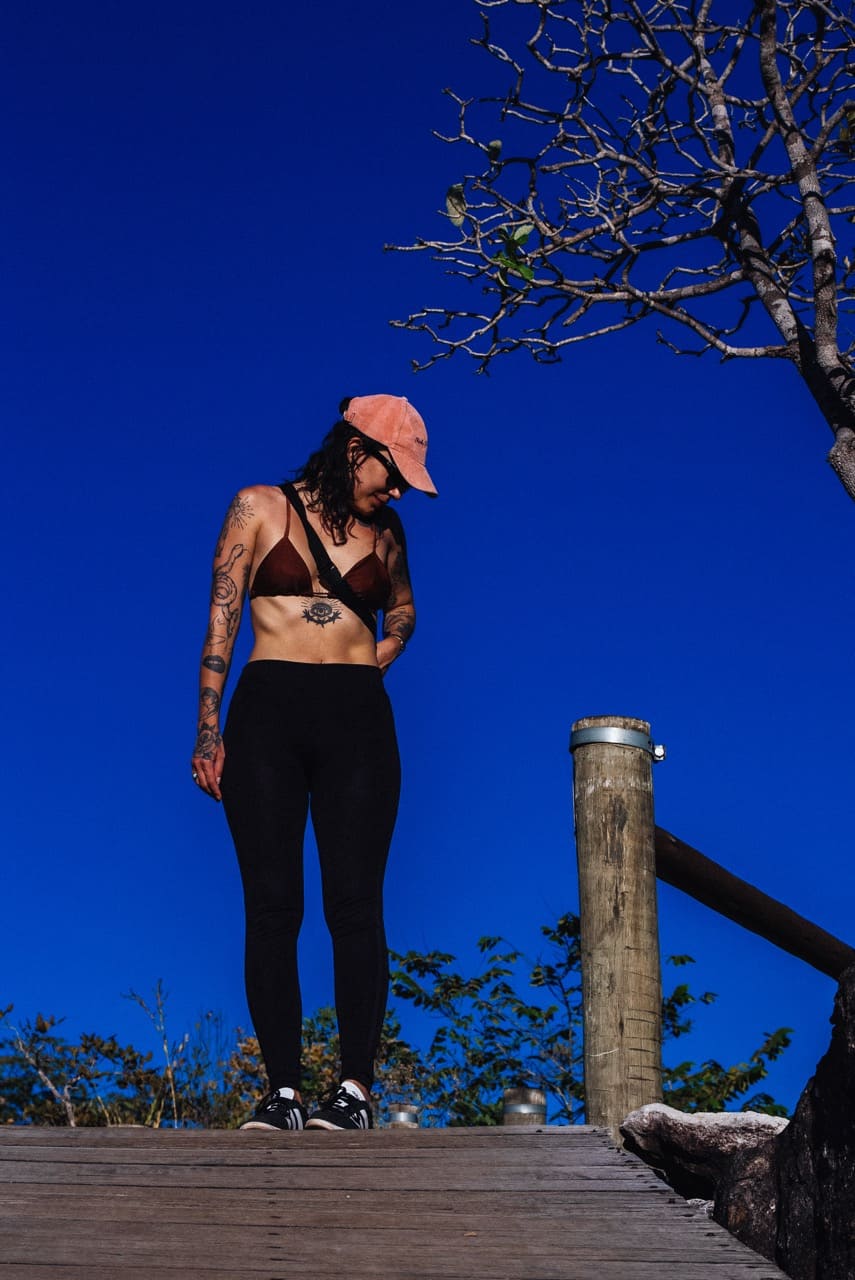 Boné rosa contra o céu azul