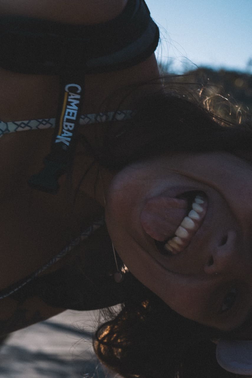 Detalhe — Camelbak e sorriso de cabeça pra baixo