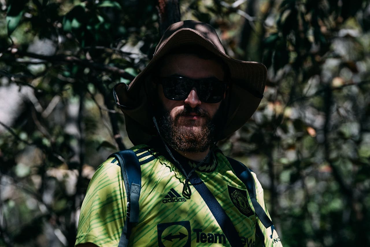 Retrato com chapéu — meio da mata