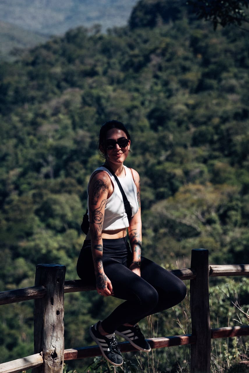 Retrato na cerca — serra ao fundo
