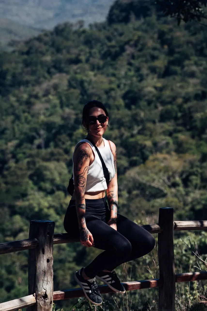 Retrato na cerca — serra ao fundo