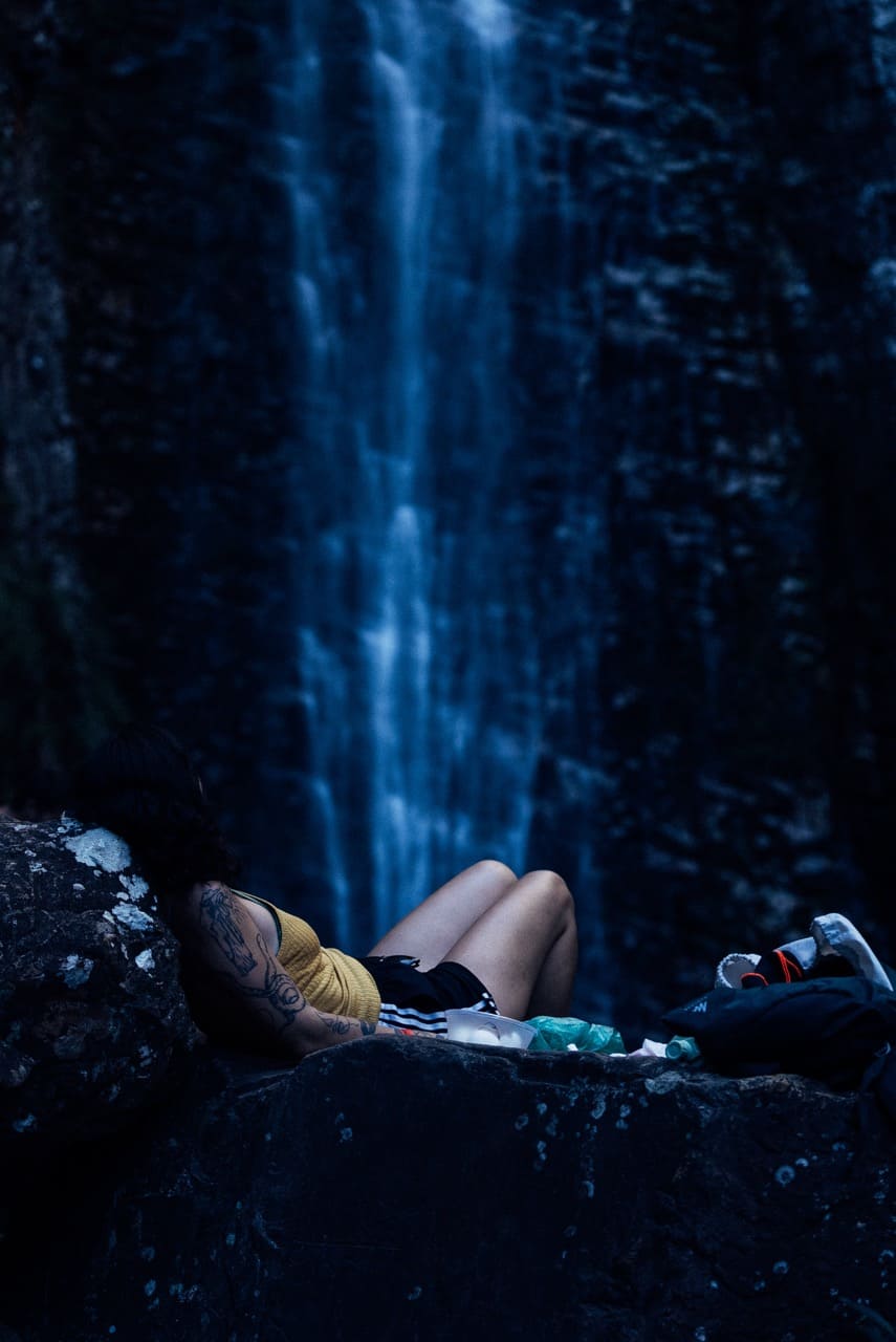 Descanso azul sob a cachoeira