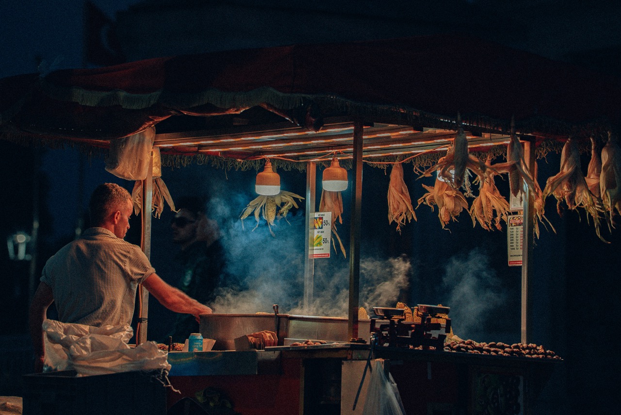 Vendedor de milho e castanhas na noite — fumaça azul