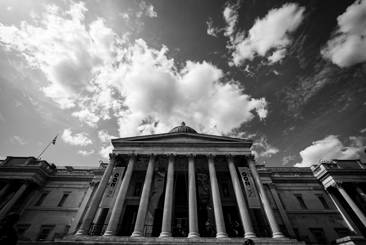 National Gallery — colunata e céu de nuvens em preto e branco