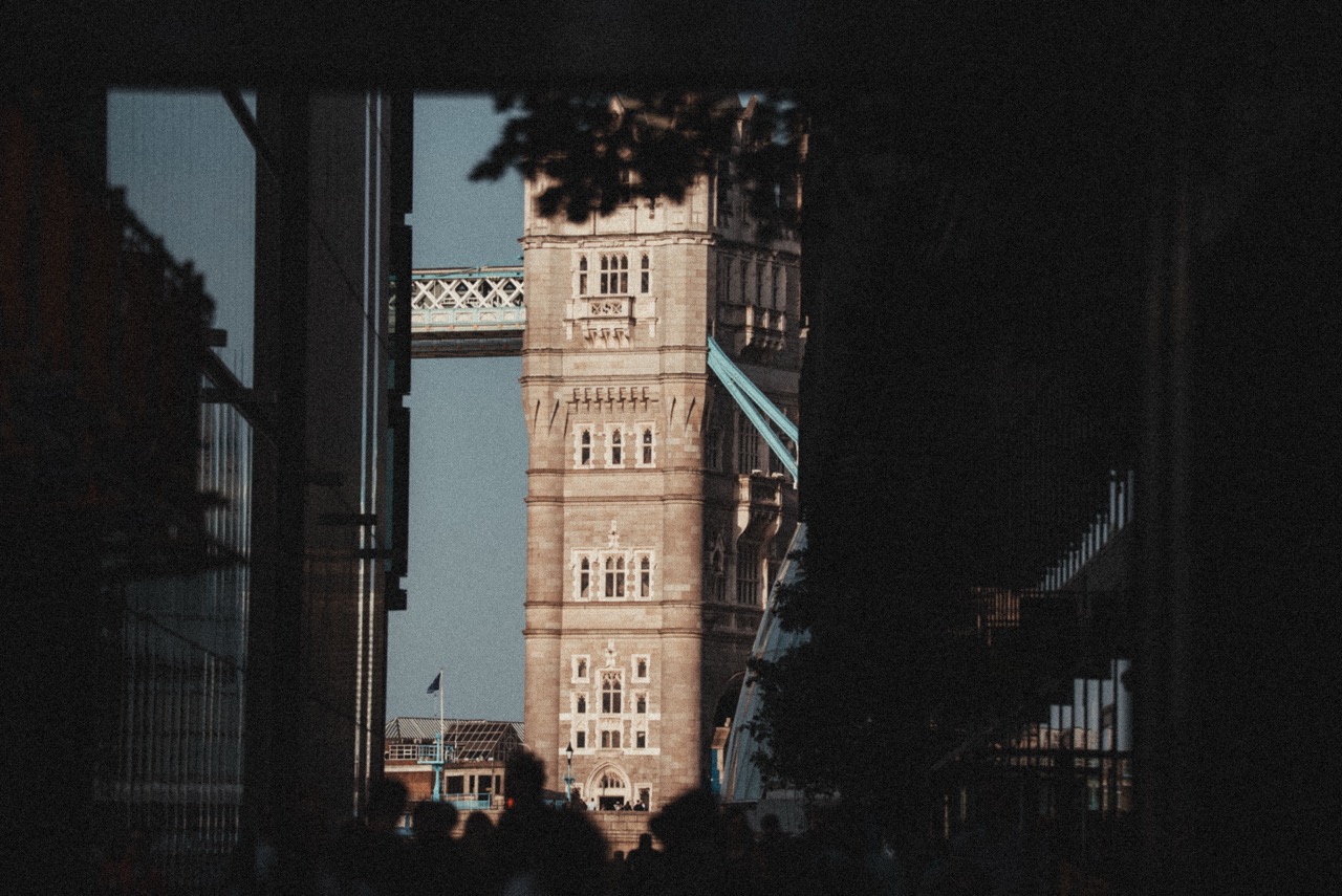 Tower Bridge espiada entre prédios