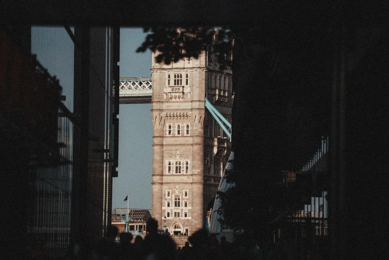 Tower Bridge espiada entre prédios