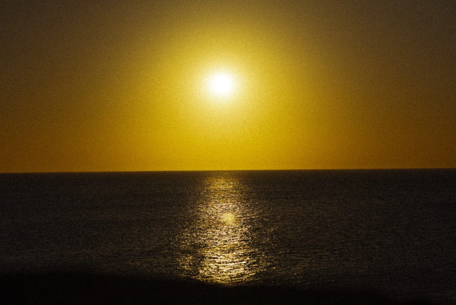 Pôr do sol dourado sobre o Atlântico