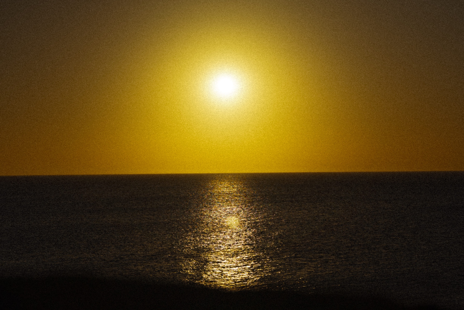 Pôr do sol dourado sobre o Atlântico