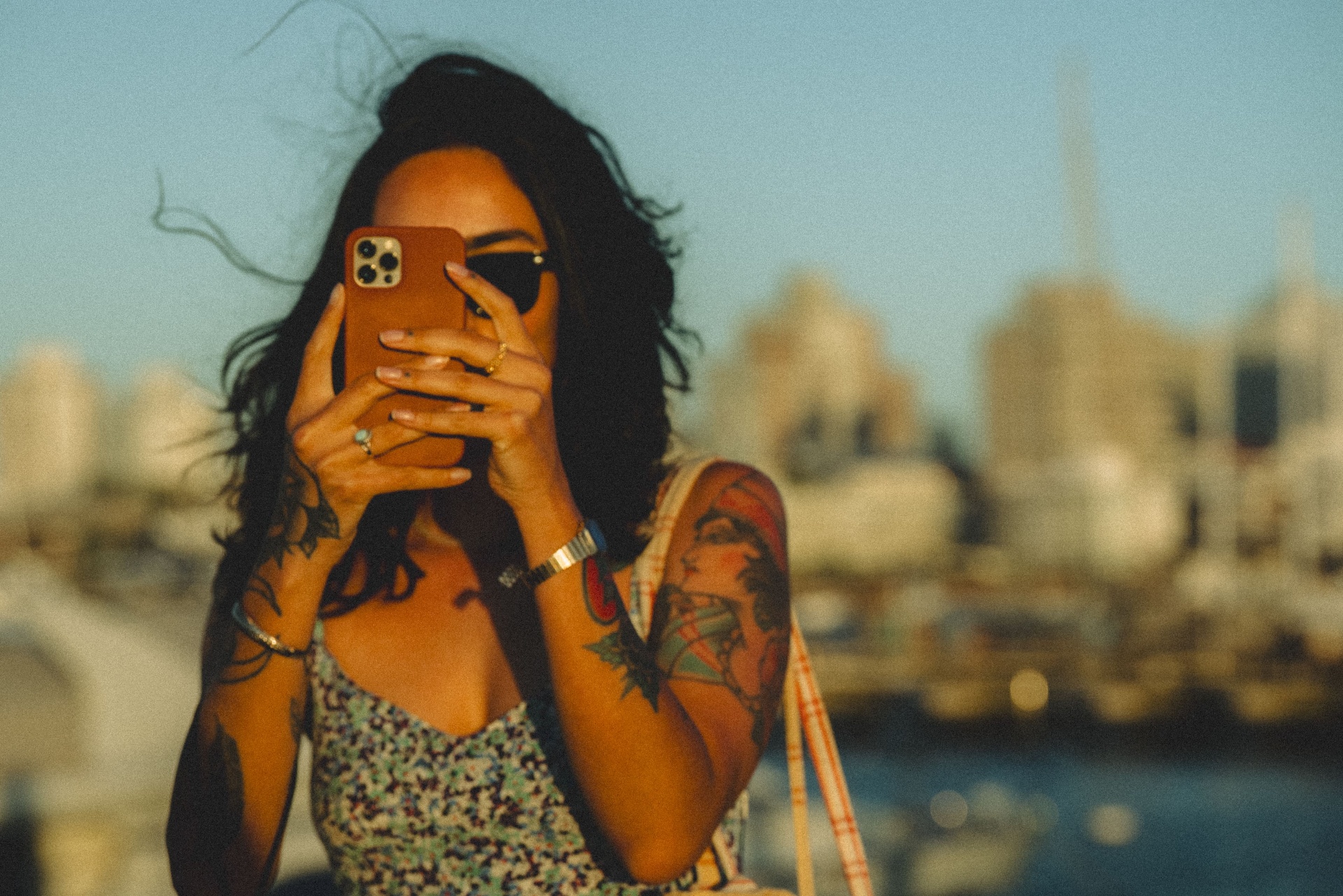 Retrato com câmera ao vento no porto