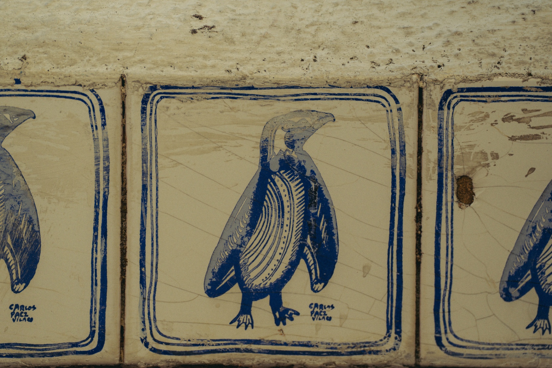 Azulejos de pinguins de Carlos Páez Vilaró