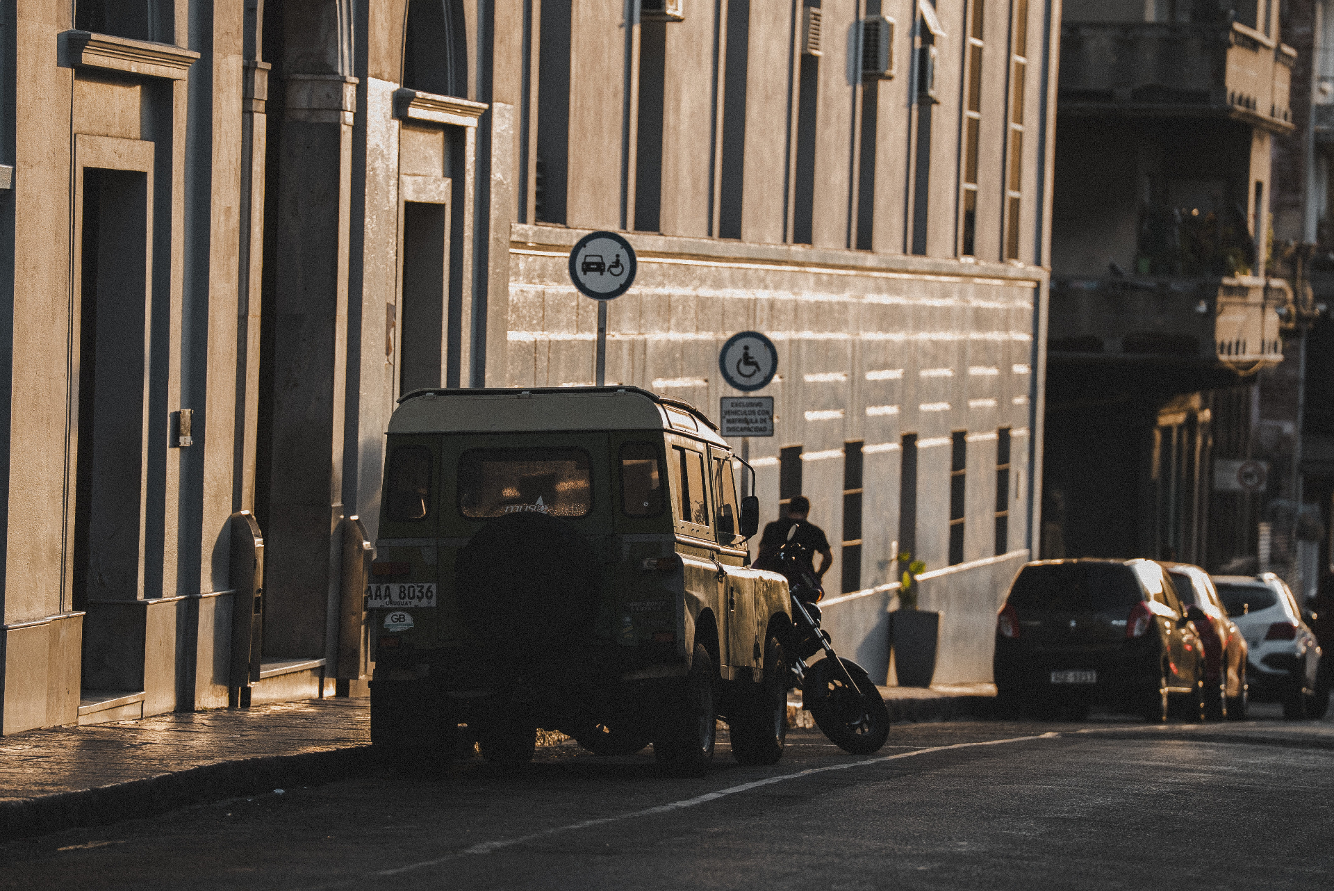 Rua dourada ao entardecer no centro histórico