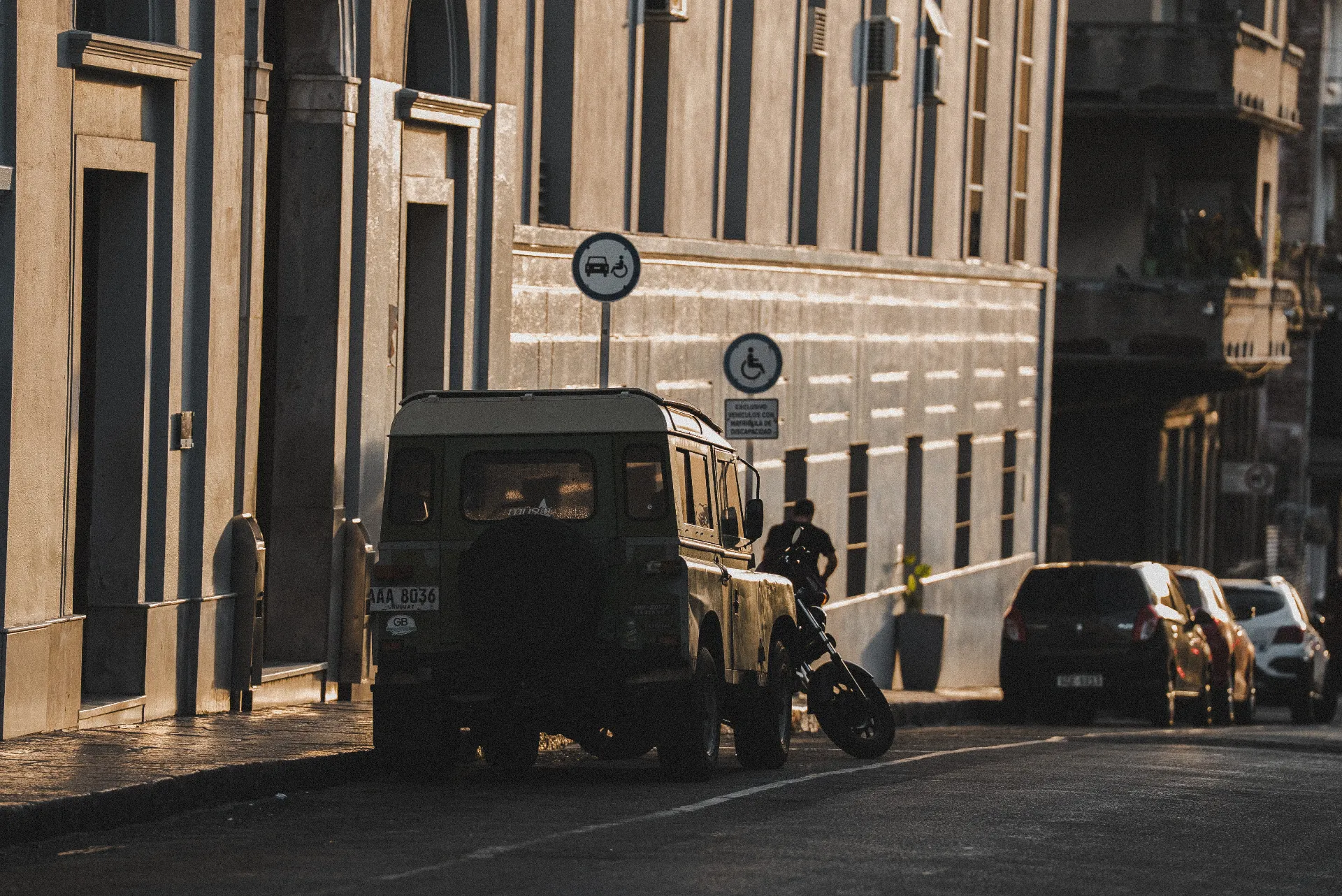 Rua dourada ao entardecer no centro histórico