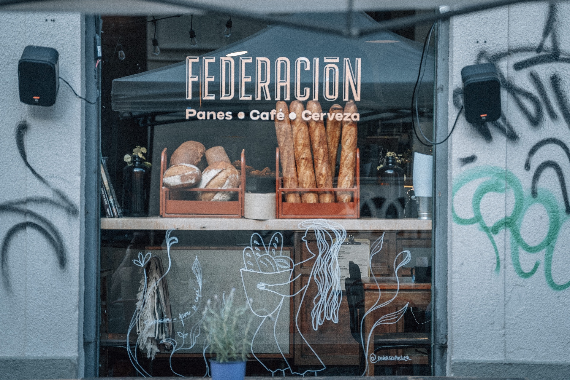 Vitrine da Federación com pães e café