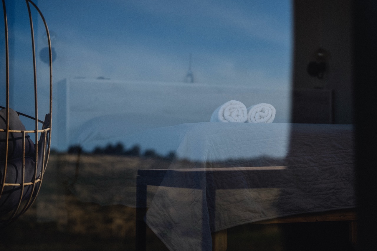 Reflexo da cama com toalhas e paisagem