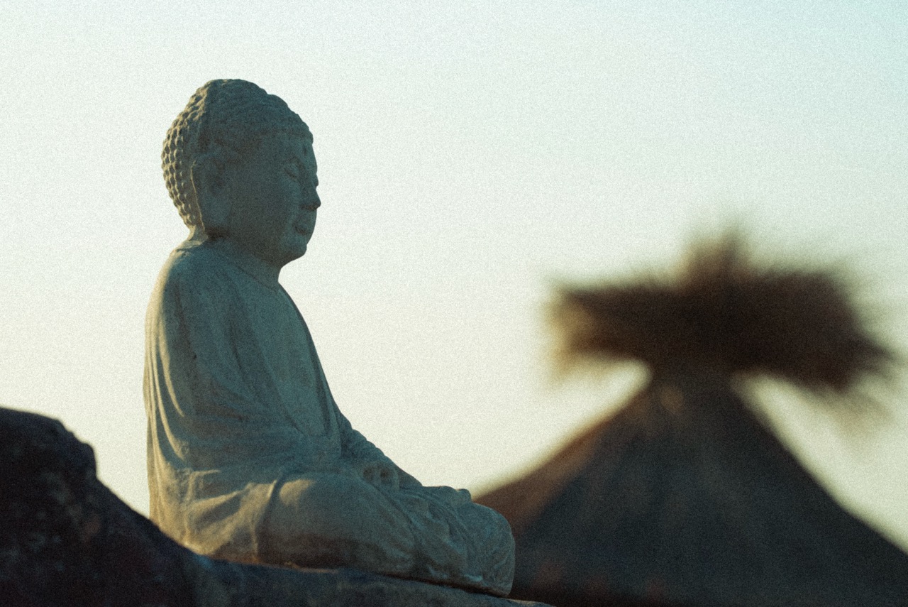 Buda em silêncio ao entardecer