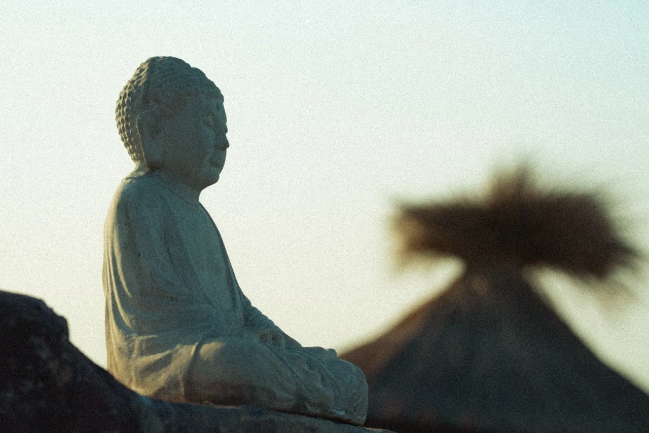 Buda em silêncio ao entardecer