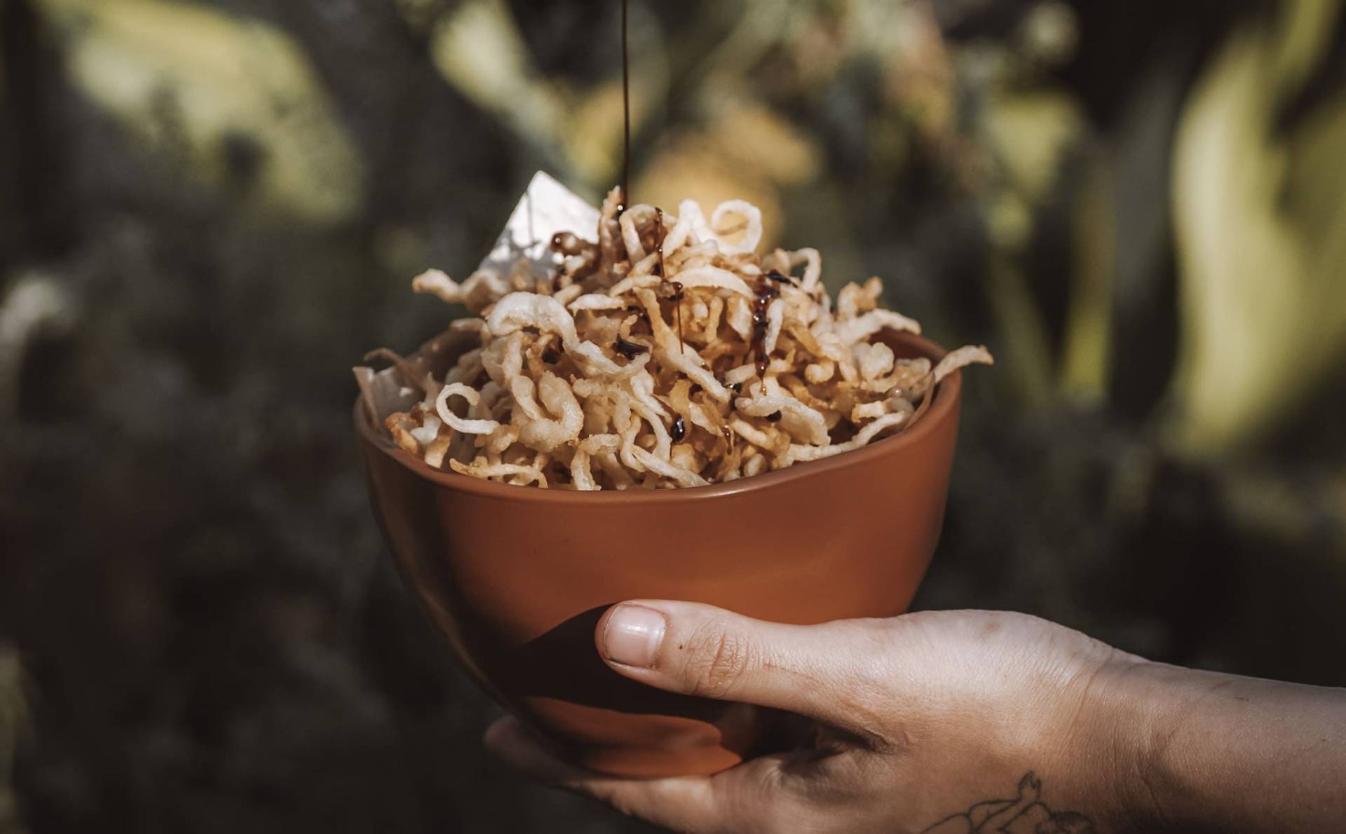 Bowl de cebola crispy com calda