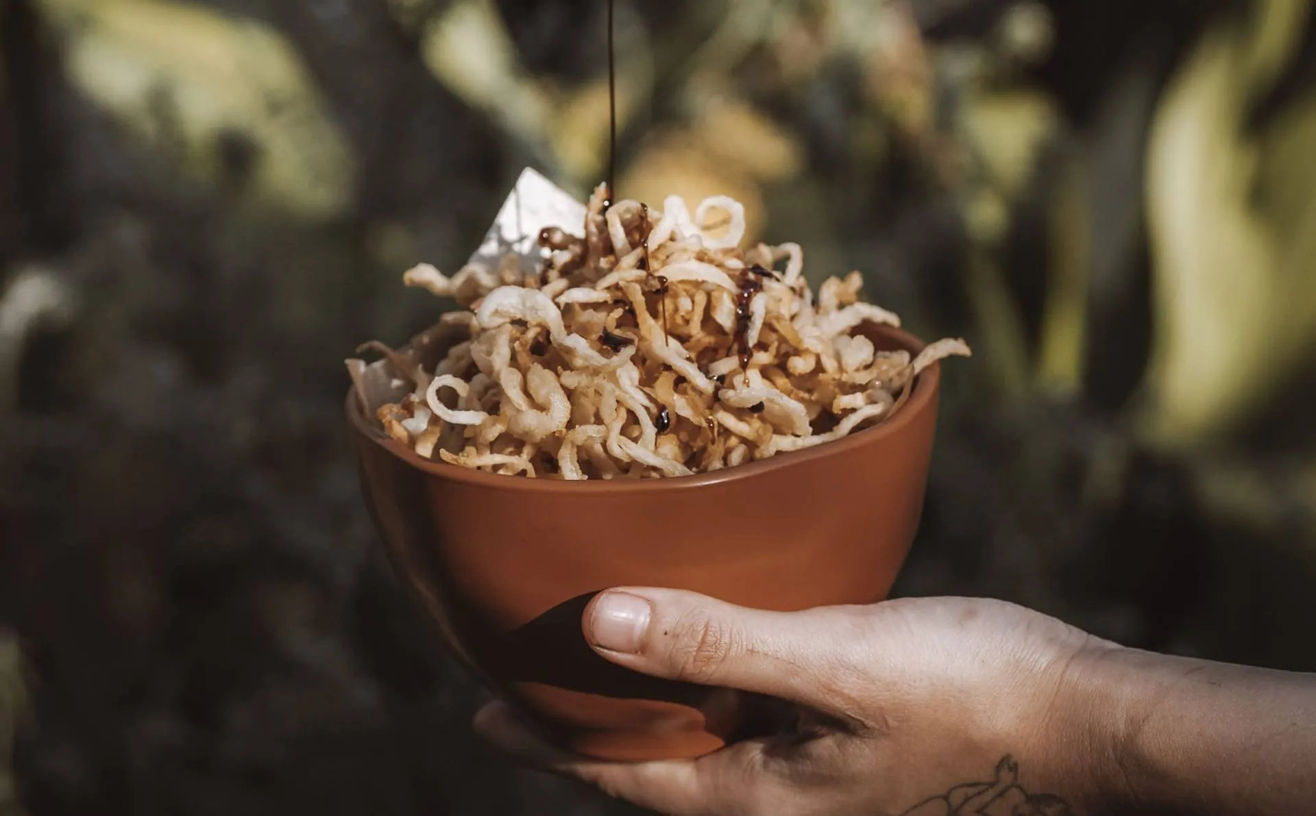 Bowl de cebola crispy com calda