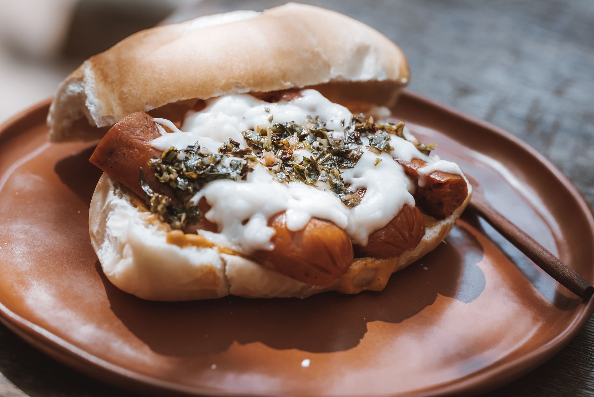 Choripán vegano com chimichurri e maionese