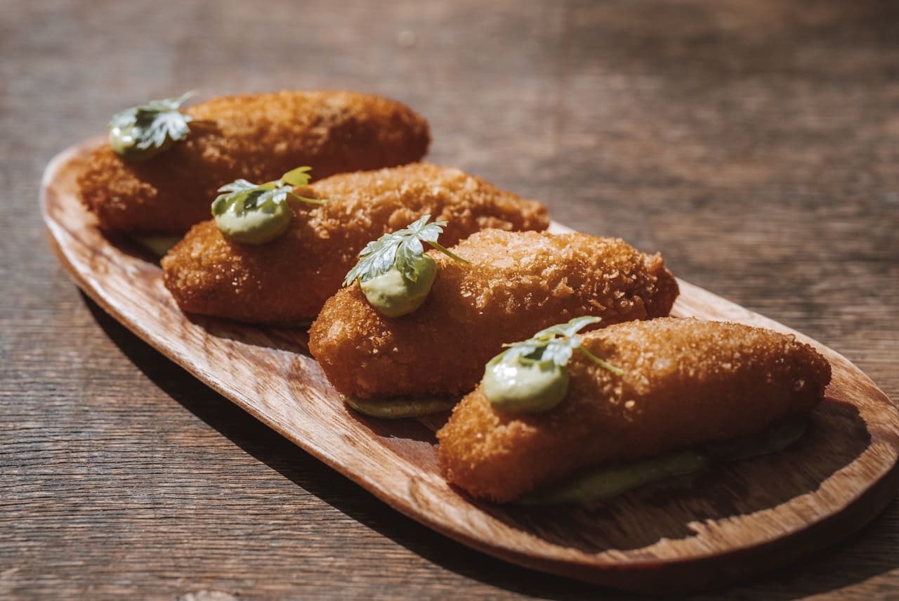 Croquetes de palmito com maionese verde