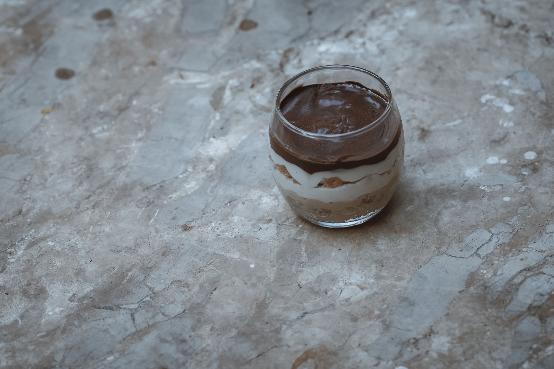 Sobremesa em camadas de chocolate e creme