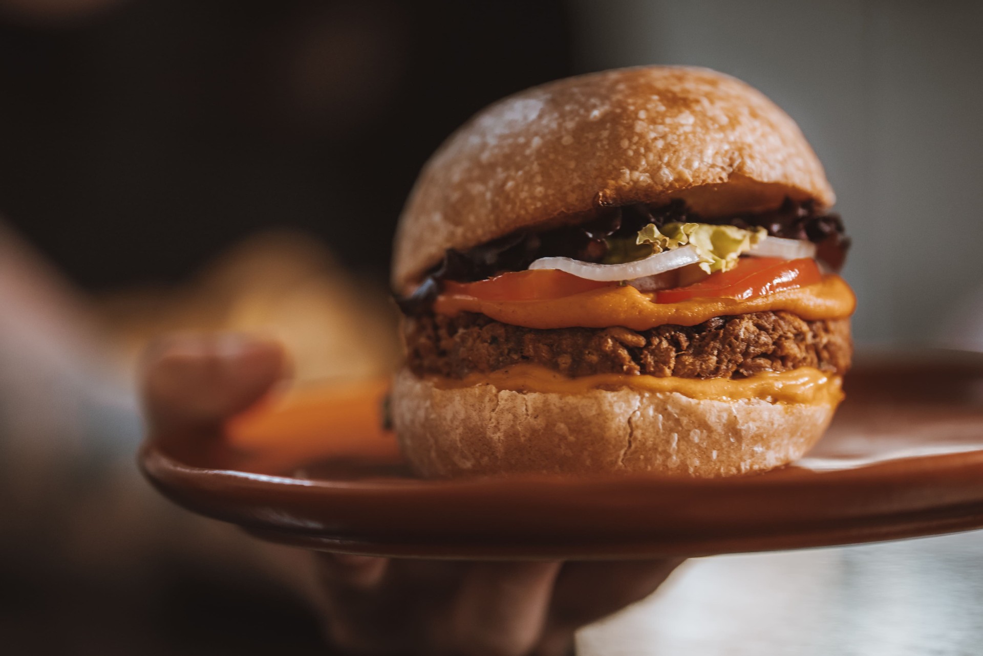 Hambúrguer vegano com molho laranja
